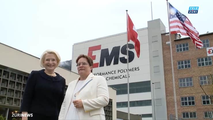 <p>Callista Gingrich (l.) und Magdalena Martullo-Blocher vor der Ems-Fabrik.</p>