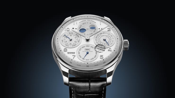 <p>IWC Portugieser Eternal Calendar Premiere aus Schaffhausen: Der erste IWC-Kalender, der astronomisch korrekt bis ins Jahr 3999 rechnet – mit Mondphase aus Glas. Preis: 150 000 Franken.</p>
