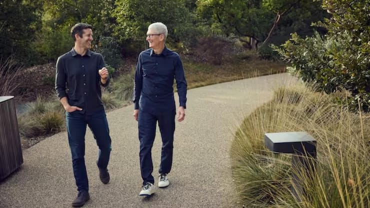 21886803-v1-apple-john-ternus-tim-cook-full-bleed-image-jpg-xlarge-2x Kopie.jpg