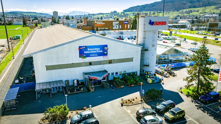 <p>Jumbo: Die Coop-Tochter ist nach einer Übernahme die Nummer eins<br />der Branche in der Schweiz. Die Integration ist abgeschlossen. Nun ist man bereit für Wachstum.</p>