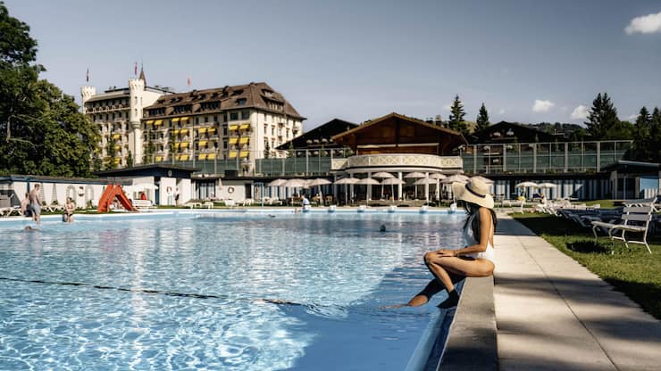 <p>Das Luxushotel Gstaad Palace Das bietet einen authentischen, persönlichen Service, der Stammgäste Jahr für Jahr zurückkehren lässt.</p>