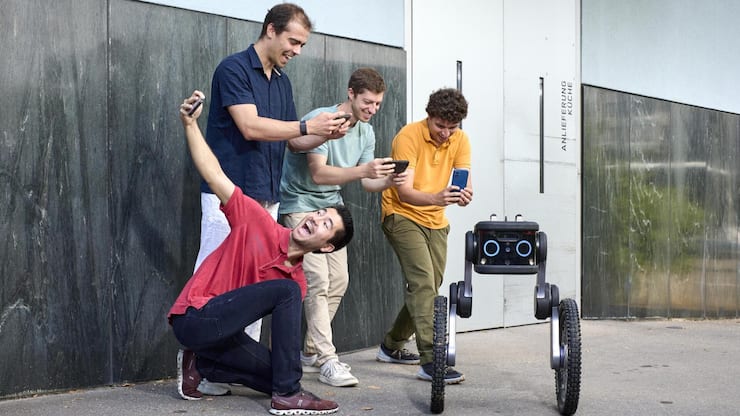 <p>Alessandro Morra, Ciro Salzmann, Miguel de la Iglesia Valls (hinten von links) und Dominik ­Mannhart mit ihrem Roboter.</p>