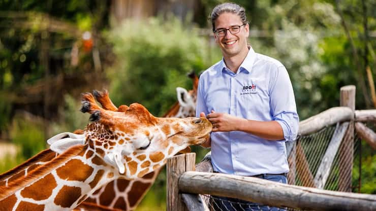 <p>Severin Dressen ist seit fünf Jahren Direktor des Zoos Zürich. Der 37-jährige Deutsche ist promovierter ­Biologe, verheiratet und Vater von vier Kindern.</p>