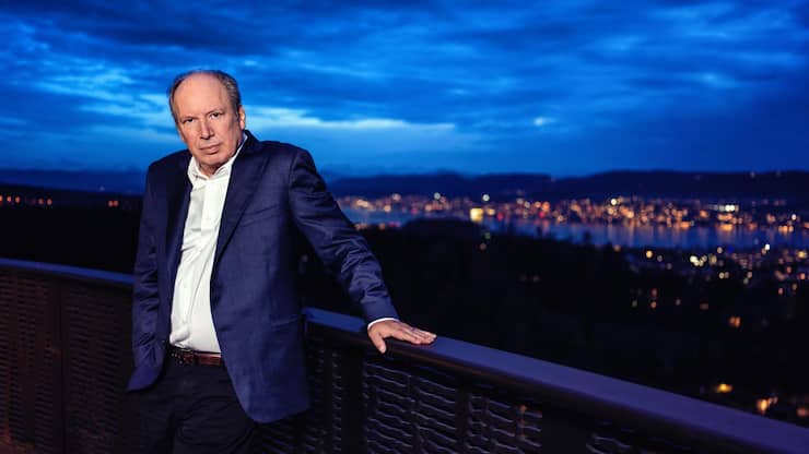 <p>Der Musiker besuchte mit seiner Konzertreihe auch Zürich. Hier posiert er im «Dolder Grand».</p>