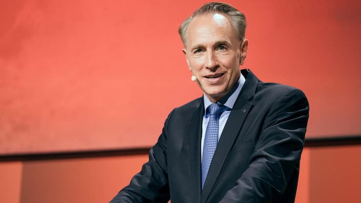 <p>Thomas Buberl steht seit neun Jahren an der Spitze des französischen Versicherungs­konzerns, seit zwei Jahren ist er Stiftungsrat bei der Kühne-Stiftung.</p>