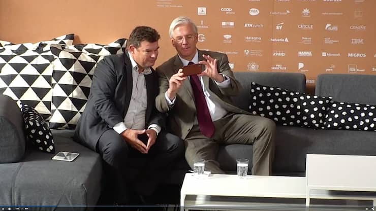 Christoph Franz macht ein Selfie