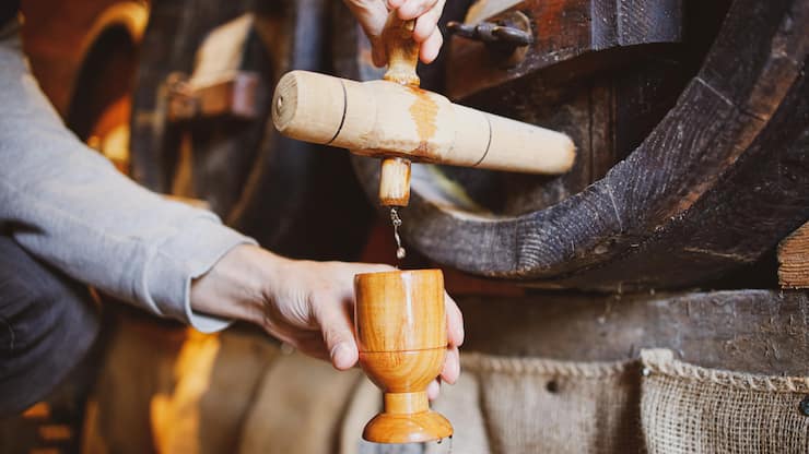 <p>Das Fass wird angestochen, der kostbare Gletscherwein darf probiert werden. </p>