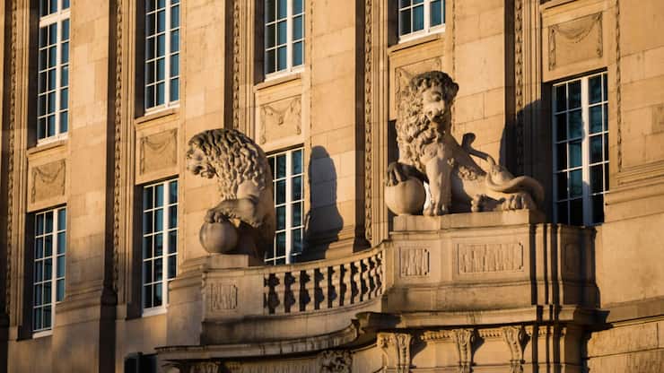 <p>Mit Löwenfiguren ausgerüstet: Der Hauptsitz der Swiss Re in Zürich.</p>