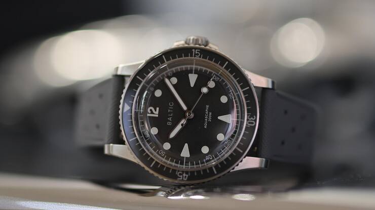 <p>Die bis 200 Meter wasserdichte Aquascaphe wurde 2018 vorgestellt und auf Herbst 2025 mit dem Namen Mk2 komplett überarbeitet. Gleich geblieben sind die Lünette mit Saphir-Einlage und ein rundum ausgewogenes Design (630 Euro mit Kautschukband). Die Aquascaphe MK2 gibts in zwei Grössen und vier Farben (hier die graue Variante mit 39,5 mm Gehäuse).</p>