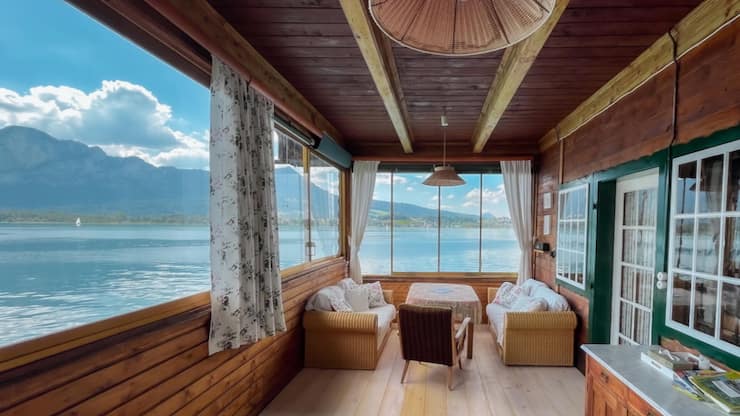 <p>Seegrundstück mit Holzterrasse und Wintergarten am Mondsee im Salzkammergut: eines der Objekte der österreichischen Sharing-Plattform Platz am See. </p>