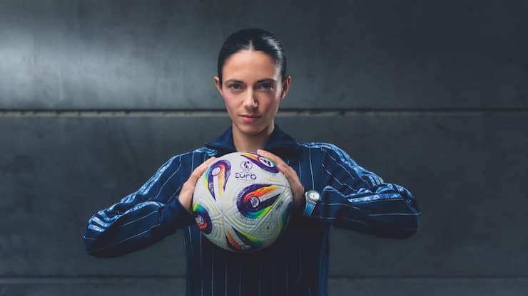 <p>Top-Spielerin Aitana Bonmatí, spanische Weltmeisterin und zweifache Ballon-d’Or-Siegerin, trägt die Big Bang One Click Joyful in Blau.</p>
