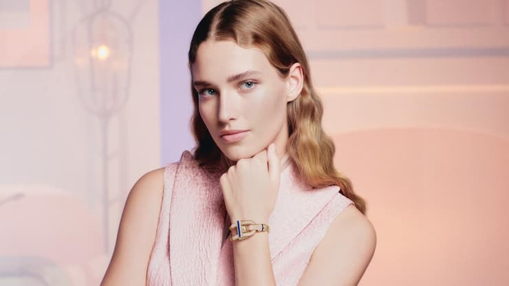 <p>Van Cleef &amp; Arpels:</p><p>Das Gehäuse dieser gelbgoldenen Cadenas ist mit Snow­Set­Diamanten und Saphiren verziert. Preis auf Anfrage.</p>