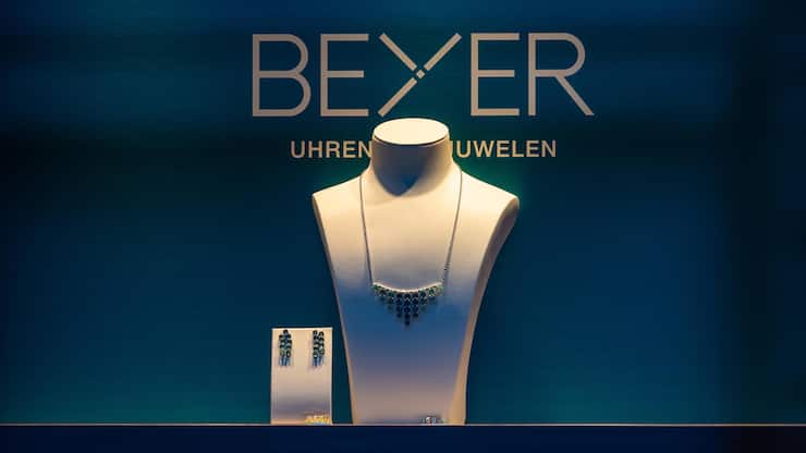 Blick in das Schaufenster von Beyer Schmuck und Juwelen an der Zürcher Bahnhofstrasse. (Zürich, Schweiz, 15.05.2022)