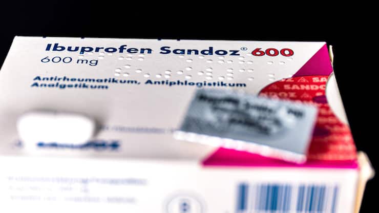 <p>Eine Packung mit Tabletten Ibuprofen 600mg von Sandoz, die gegen Schmerzen und Fieber eingesetzt werden.</p>