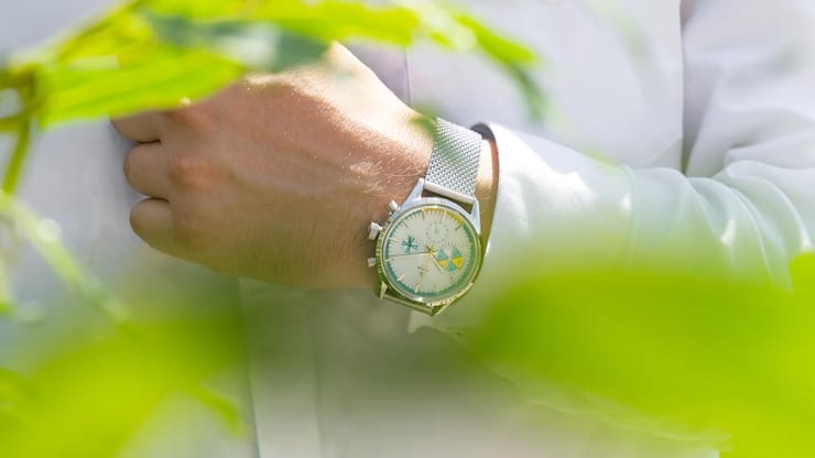 <p>Das Einstiegsmodell von Yema im weiss-türkisblau-gelben Yachtingraf: Die Marke ist offizieller Partner der französischen Marine und versteht sich auf Uhren für ins und aufs Wasser. </p>