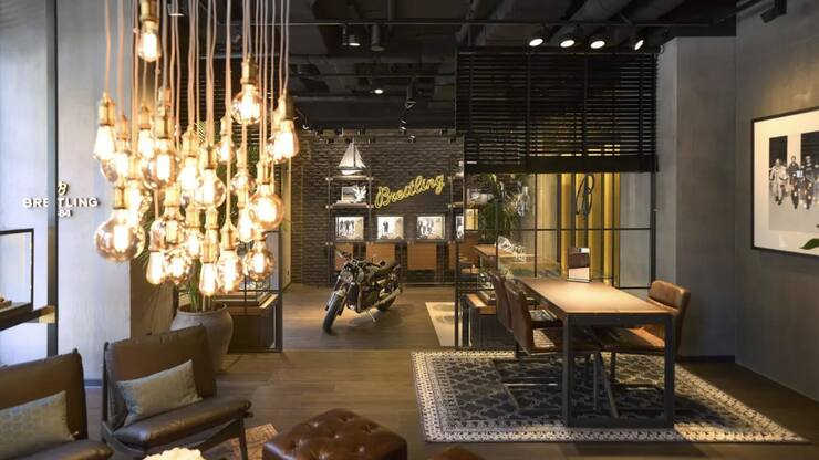 <p>In der Schweiz gehören sechs von acht Boutiquen Breitling. Seit Neuem auch jene an der Bahnhofstrasse in Zürich.</p>