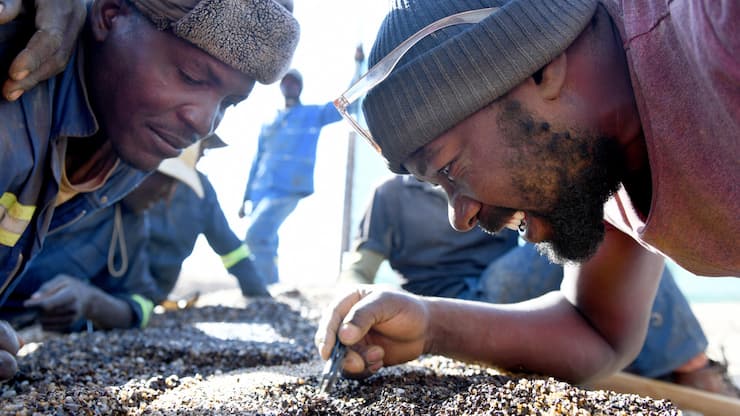 <p>In Botswana stammt ein Drittel der Staatseinnahmen aus der Diamantenproduktion. Der Preisverfall lastete auf der Wirtschaft und hat sogar zu einem politischen Erdbeben geführt.</p>
