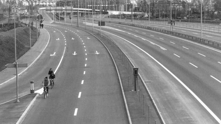 <p>Velofahrer auf der Autobahn: Während der Ölkrise im Jahr 1973 erliess der Bundesrat ein Autofahrverbot für drei Sonntage und eine Kontingentierung des Treibstoffs. </p>