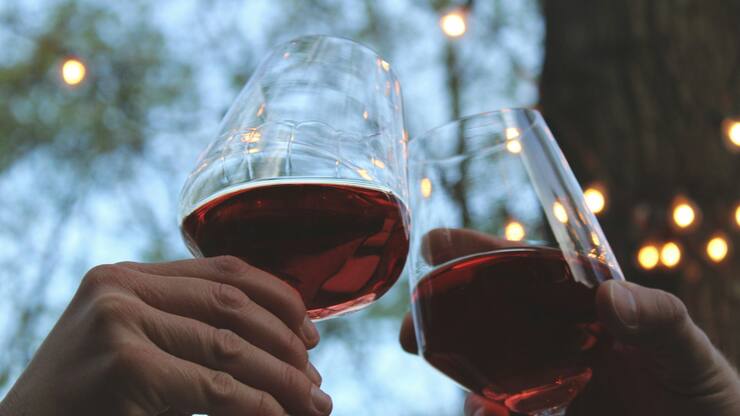 Rotwein anstossen gläser