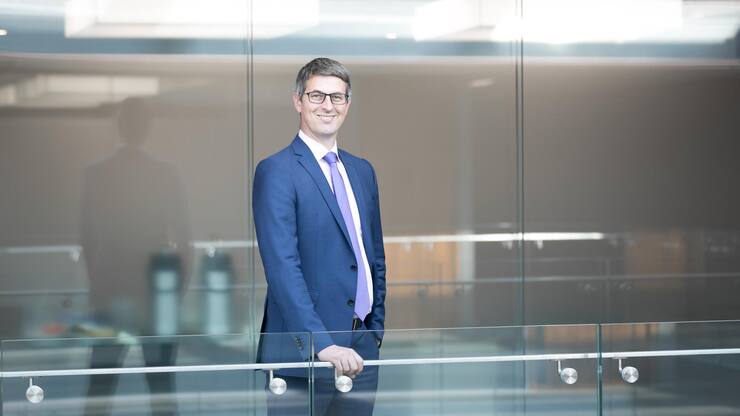 <p>Tilmann Galler ist globaler Marktstratege bei J.P. Morgan. In Frankfurt stationiert, arbeitet er bei den viel beachteten Long-Term Capital Market Assumptions mit.</p>