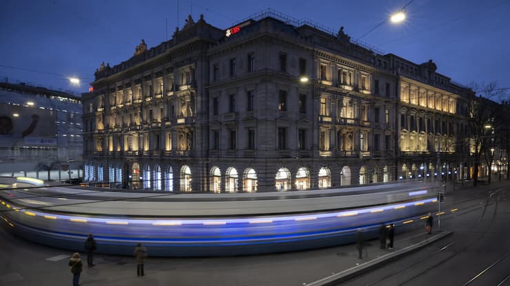 <p>Paradeplatz in Zürich: Die Mehrzahl der Befragten hält Anlagen bei Schweizer Geldinstituten nicht mehr für sicher.</p>