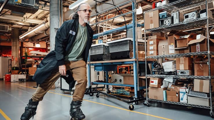 <p>«Es fühlt sich an wie Fliegen»: In den Labors von X bewegt sich Astro Teller am liebsten auf Rollerblades.</p>