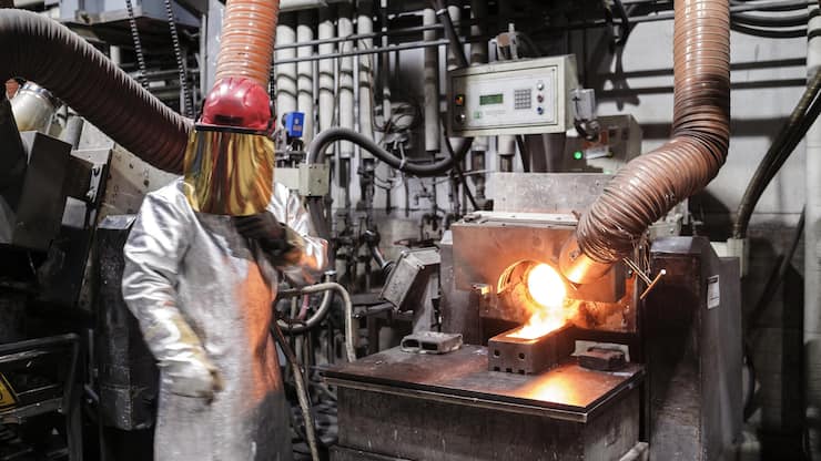 <p>Das Minengold wird bei über 1000 Grad geschmolzen, um es zu homogenisieren.</p>