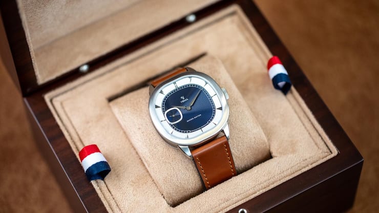 <p>Die Kurven der Uhr sind dem Palast, in dem das Musée du Temps untergebracht ist, nachempfunden.</p>