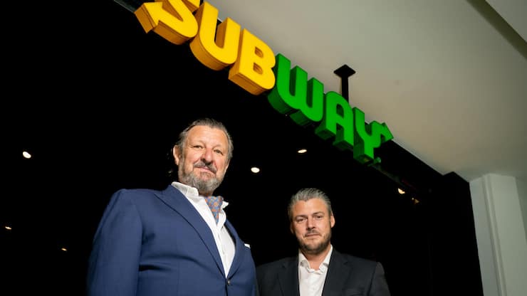 <p>Markus Laenz­linger (l.) und ­Sebastian Becker ­kennen sich von Migrolino. Dort expandierten sie rasant und ­stärkten das Convenience-Angebot.</p>