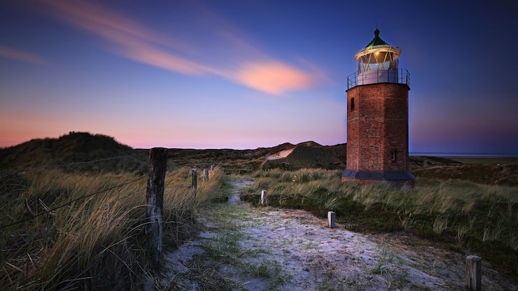 <p>So still und romantisch kann Sylt sein: am alten Leuchtturm in Kampen oder im Sterne-Restaurant KAI3 mit Blick auf das Meer.</p>