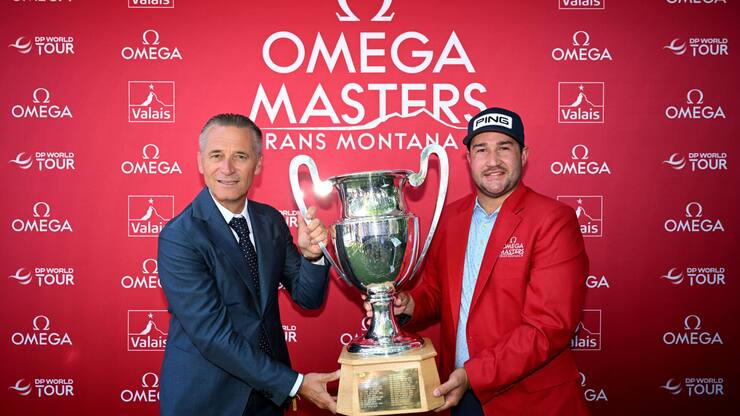 <p>Raynald Aeschlimann (l.) mit Thriston Lawrence aus Südafrika, der im August am Omega European Masters 2025 im Crans-sur-Sierre Golf Club siegte.</p>