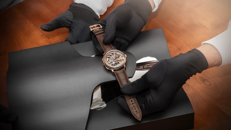 <p>Das Meisterwerk vereint eine Grande Sonnerie mit zwei einzigartigen Klangfolgen, einem fliegenden Tourbillon und einem retrograden Ewigen Kalender. </p>