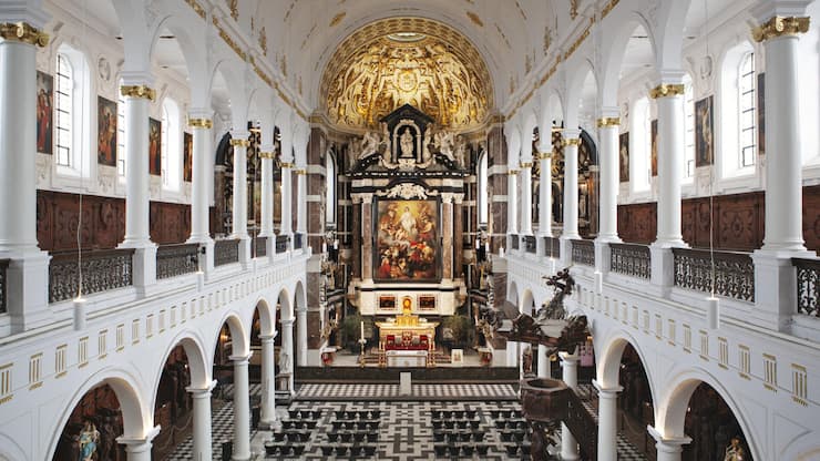 <p>Der barocke Hochaltar der Kirche Sankt Karl Borromäus zieht den Blick auf sich.</p>