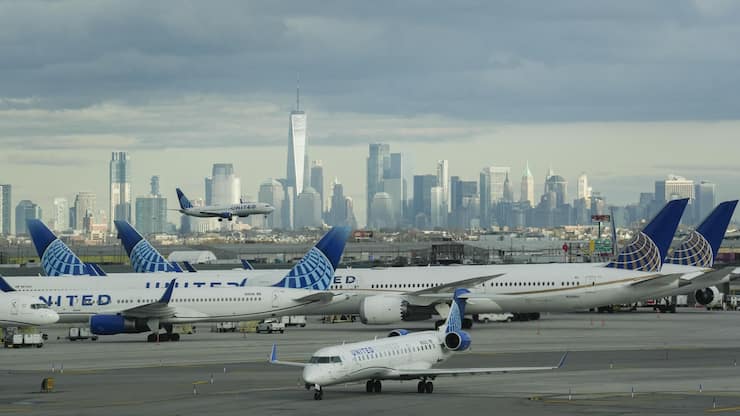 <p>Die zwei längsten Flüge der Welt verbinden die Flughäfen JFK und Newark in New York mit dem Stadtstaat Singapur. Im Bild: Blick vom Flughafen Newark auf die Skyline der US-Metropole.</p>