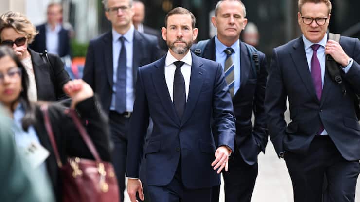 <p>Lex Greensill (Mitte) auf dem Weg zum Gericht in London. </p>