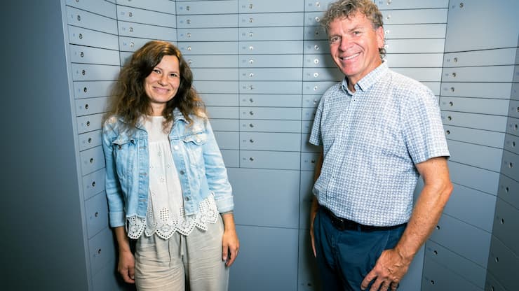 <p>Sie sind die Bank: Sarah Neuburger übernimmt von Daniel Müller, wenn dieser 2026 die Leitung der Ersparniskasse abgibt. Foto im kleinen Tresorraum mit den Kundensafes.</p>