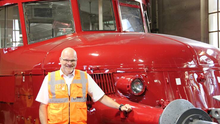 <p>Markus Schindelholz, Geschäftsführer der Oensingen-Balsthal-Bahn AG, präsentiert stolz den historischen Triebwagen, genannt «Roter Pfeil».</p><p></p>