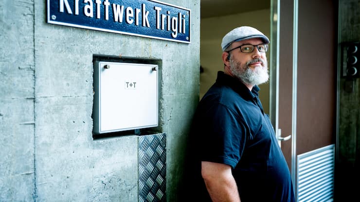 <p>Adrian Wenger ist der einzige Angestellte der Energieversorgung der Gemeinde Brienzwiler. Das Bild wurde vor dem Eingang zum betriebseigenen Wasserkraftwerk aufgenommen.</p>