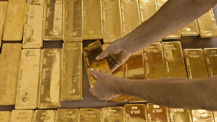 <p>Die Ein- und Ausfuhr von Goldbarren zwecks Umschmelzen verzerrt die Handelsbilanz. (Goldbarren in einem Tresor der ZKB)</p>