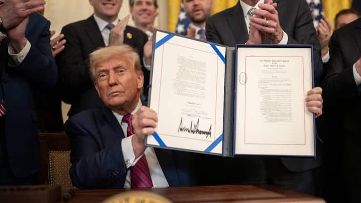 <p>US-Präsident Donald Trump im Juli bei der Unterzeichung des Genius Act.</p>