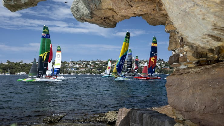 Die Sail-GP-Katamarane, hier im Hafen von Sydney unterwegs, konkurrieren am kommenden Wochenende in Genf.