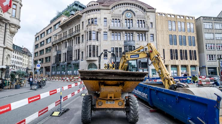 <p>Das Warenhaus ist umgebaut, die Strasse davor noch nicht ganz. Der Basler Globus soll Ende Oktober wieder öffnen. </p>