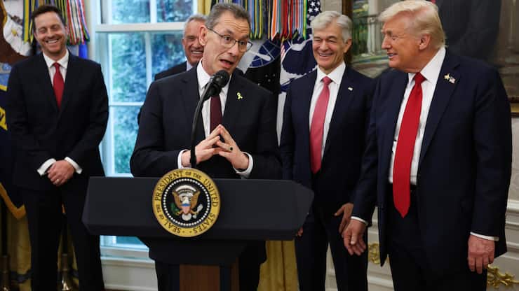 <p>Trump liebt die grosse Geste – und Pfizer-Chef Albert Bourla liefert: Fototermin zum Abschluss des Abkommens im Weissen Haus.</p>