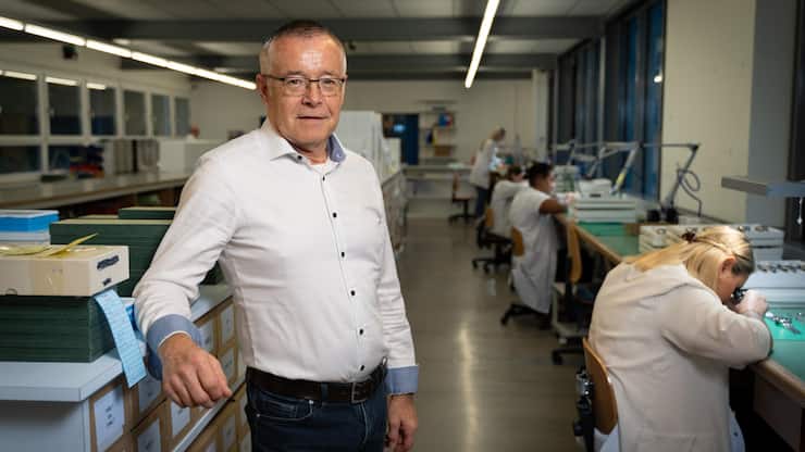 <p>Christopher Bitterli, hier in seiner Uhrenfabrik in Tenniken BL, ist nicht bereit, die hohen US-Zölle alleine zu tragen.</p>