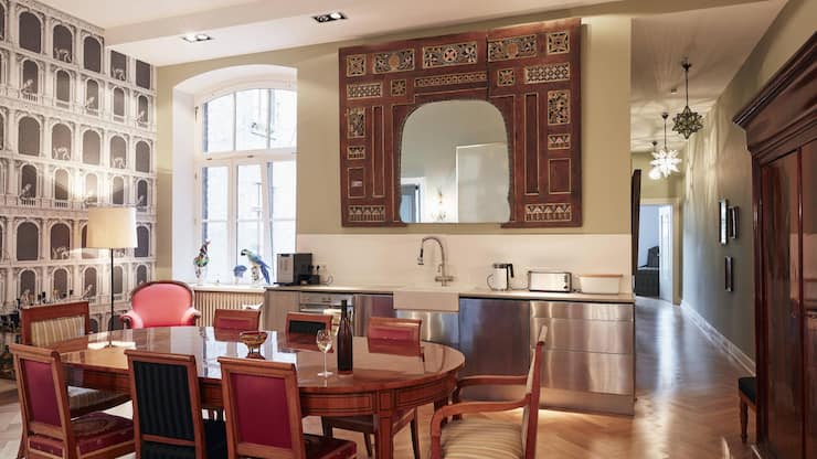 <p>Antike Möbel in einer Luxuswohnung.</p>