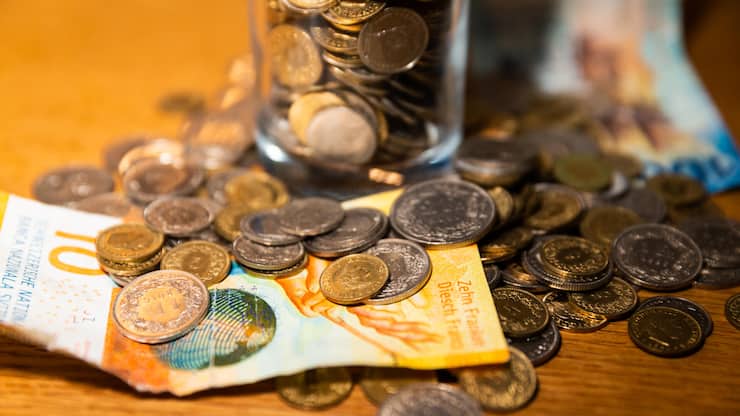 <p>Wer das Münz, das sich übers Jahr angesammelt hat, aufs Bankkonto einzahlen will, bekommt zunehmend Probleme.</p>