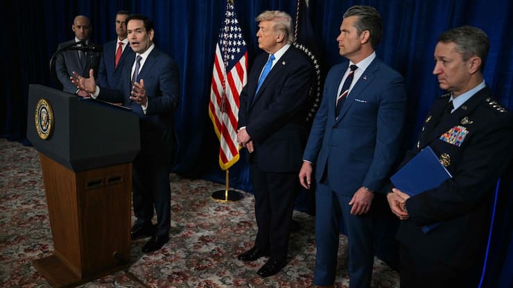 <p>US-Aussenminister Marco Rubio spricht an der Pressekonferenz von Donald Trump (2.v.l.) unmittelbar nach der Militäraktion in Venezuela.</p>