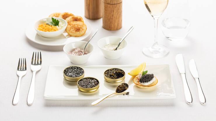 Swiss Made: Die Swiss serviert First-Class-Passagieren bis Ende Februar Kaviar aus den Schweizer Alpen