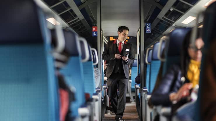 OEFFENTLICHER VERKEHR, ZUG, ZUEGE, SBB ZUG, SBB, SCHWEIZERISCHE BUNDESBAHNEN, ZUGPERSONAL, ZUGBEGLEITER, FAHRKARTENKONTROLLE, KONDUKTEUR, BILLETKONTROLLE, BILLETKONTROLLEUR, FAHRKARTENKONTROLLE, TICKETKONTROLLE, KONTROLLE, KONTROLLEUR, SCHAFFNER, BILLET, F