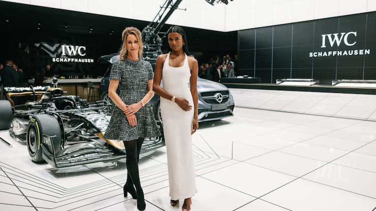 <p>Die 35-mm-Ingenieur an der Watches and Wonders am Hand- gelenk von IWC-CMO Franziska Gsell (l.) und Schauspielerin Simone Ashley.</p>